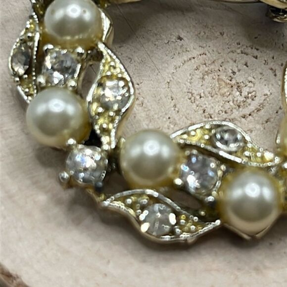 Vintage Gold Tone Wreath Brooch with Faux Pearl and Crystal Rhinestones - Picture 4 of 13